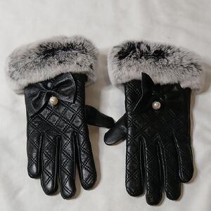 CHANEL Black Quilted Gloves with Faux Fur and Pearl